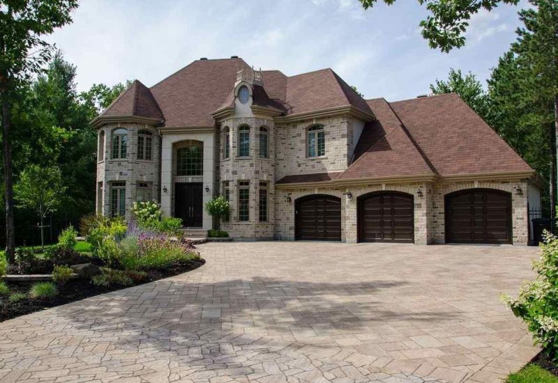 Mansion with a Brown roofs